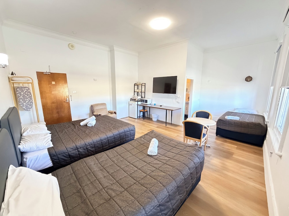 Heritage, Family, Queen Bed، Alpine Heritage Motel 1/4