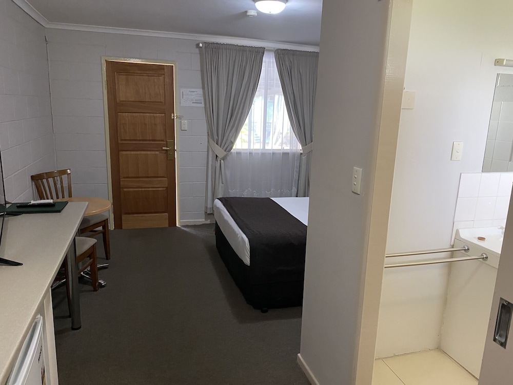 Puffers Inn Logan Motel 53/65