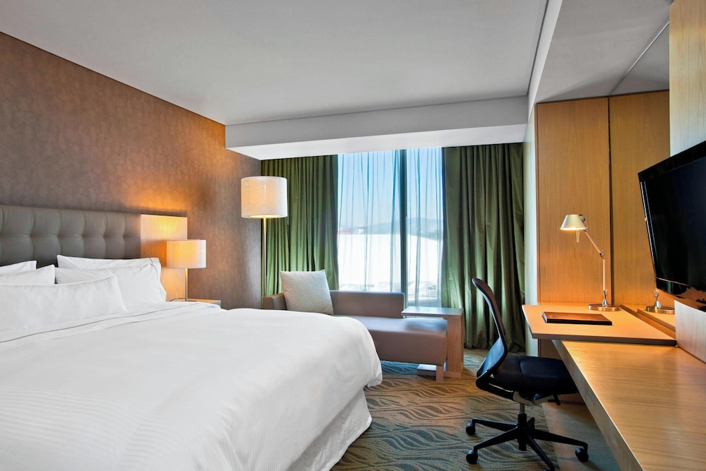 Premium, King Bed, City View