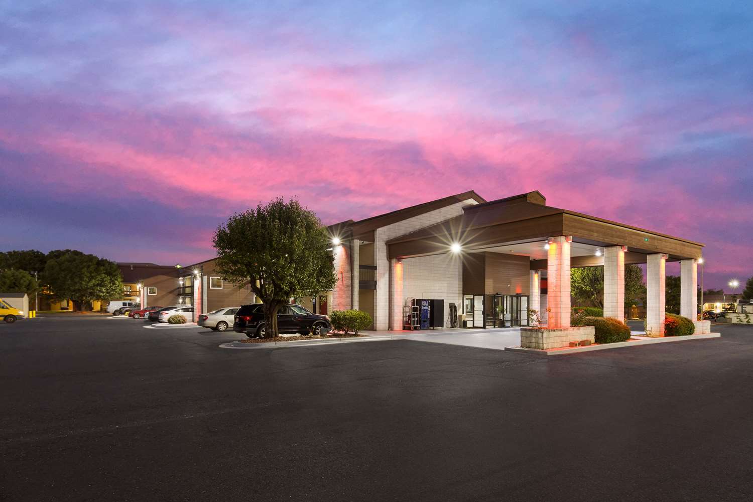 Econo Lodge Madison Airport 4/20