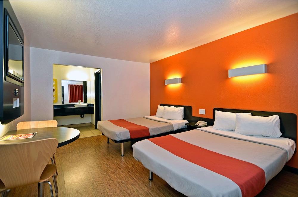 2 Full Beds - Non-Smoking