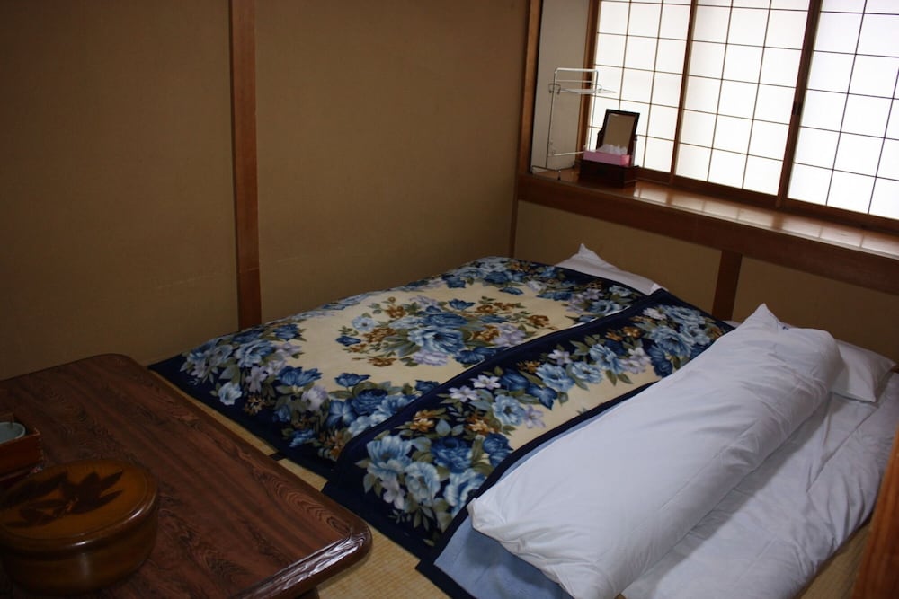 JAPANESE, STANDARD, TWIN BEDS, SHARED BATHROOM