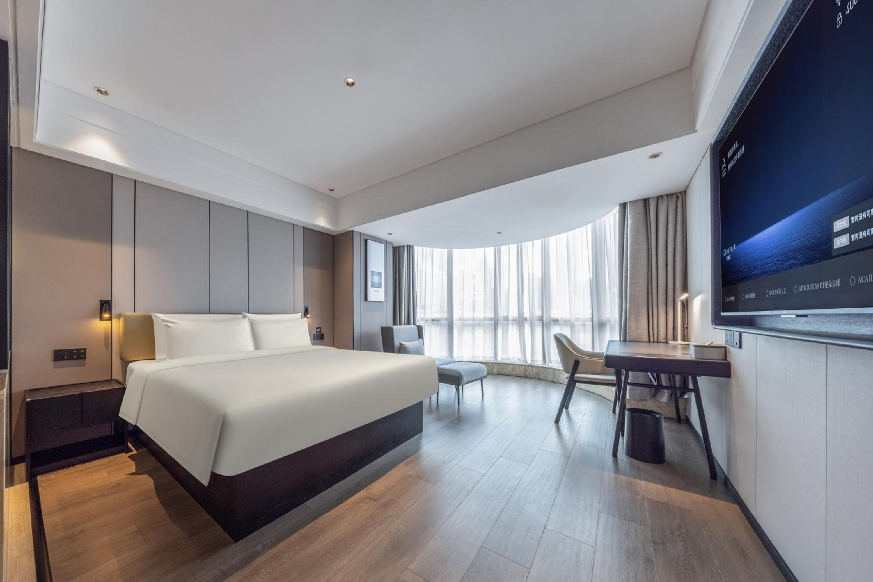 Jimu, Queen Bed
