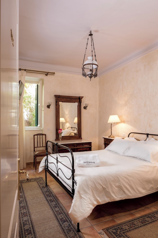 Nafsimedon Hotel 12/48