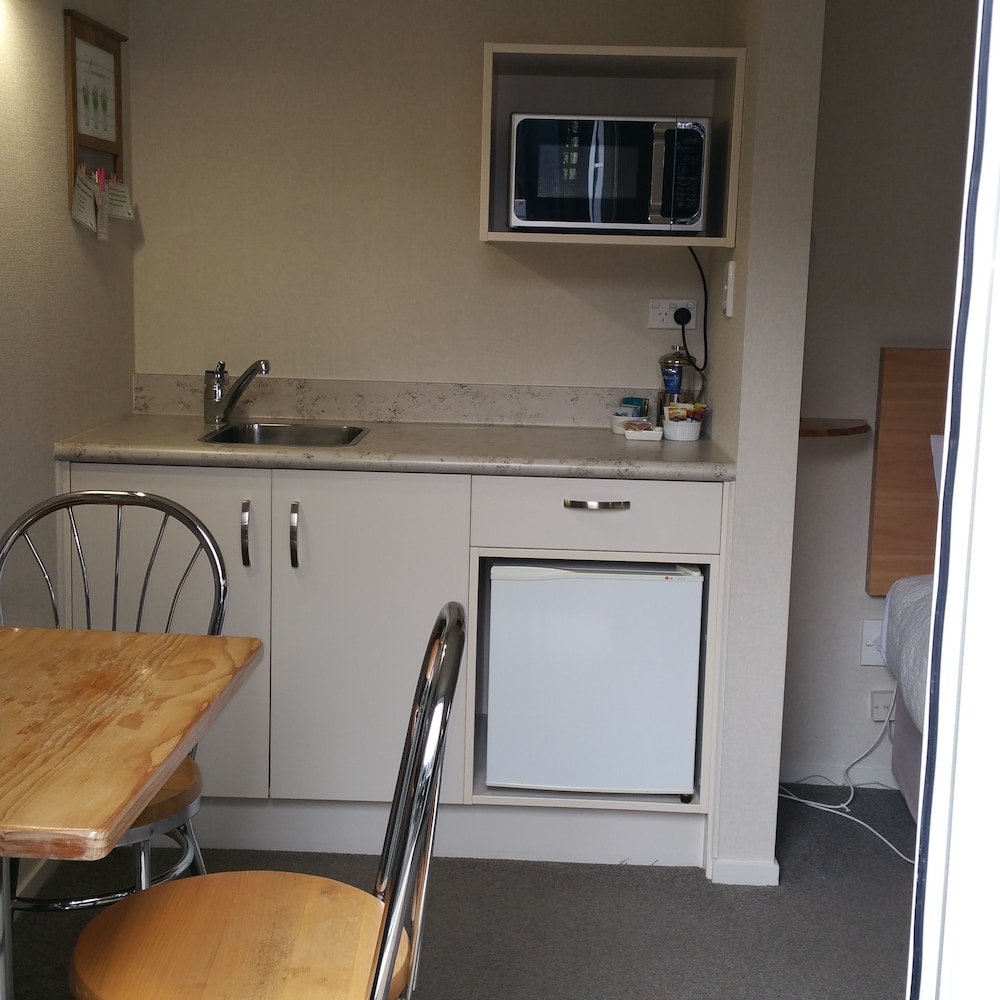 Cottage Mews Motel 57/72
