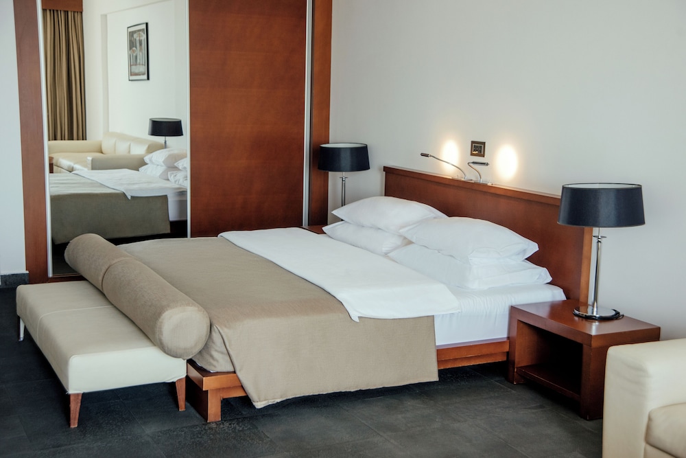 جناح تنفيذي بسرير مزدوج بإطلالة على البحر بشرفة مع أريكة، Avala Resort and Villas 3/5