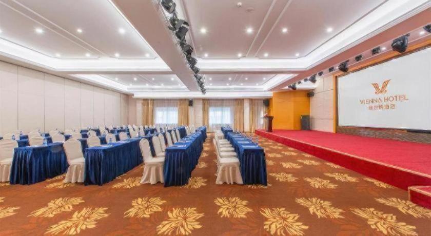 Vienna Hotel (Foshan Wenhua North Road) 45/56
