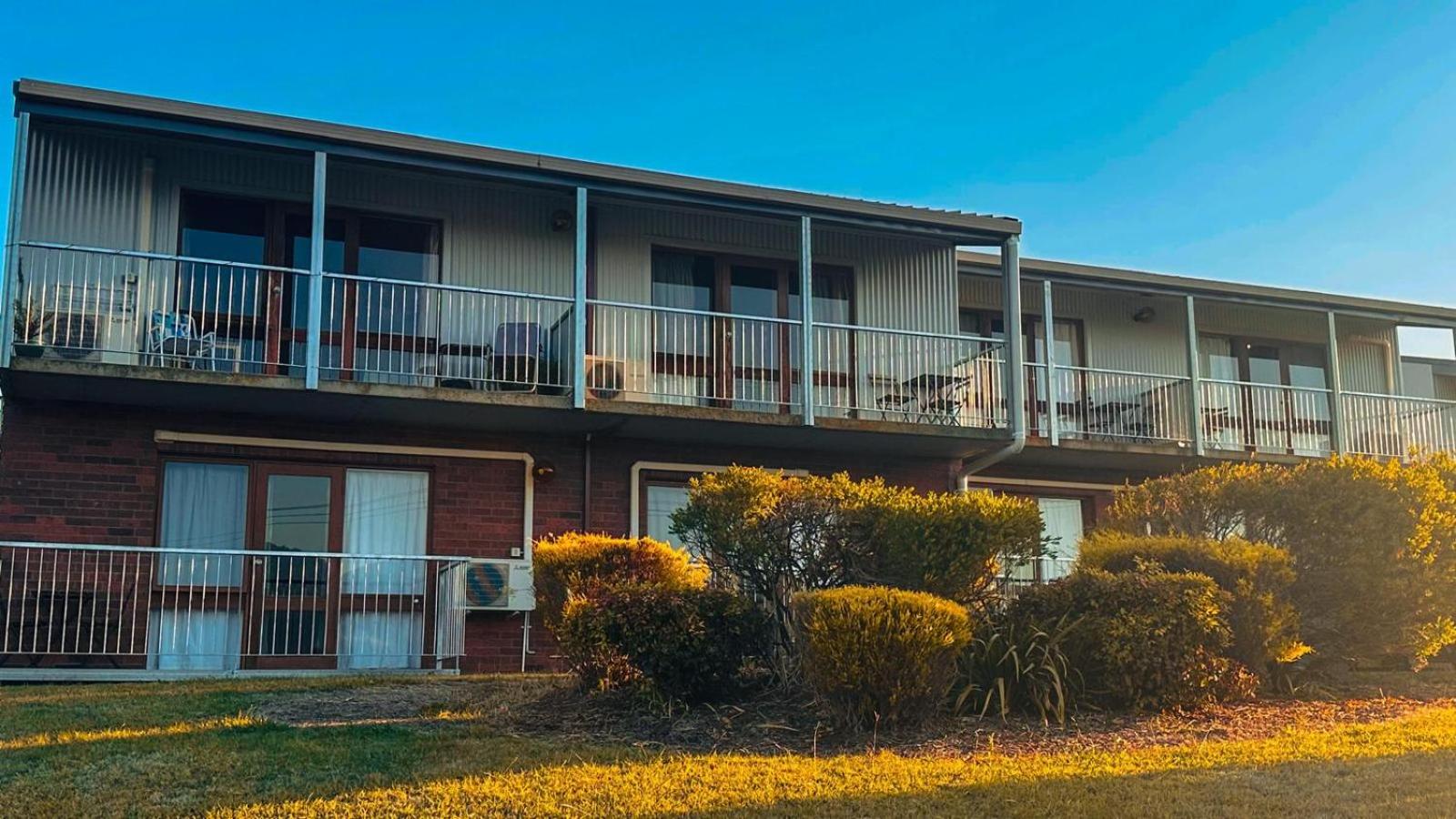 MOUNTAIN CREEK MOTEL 2/50