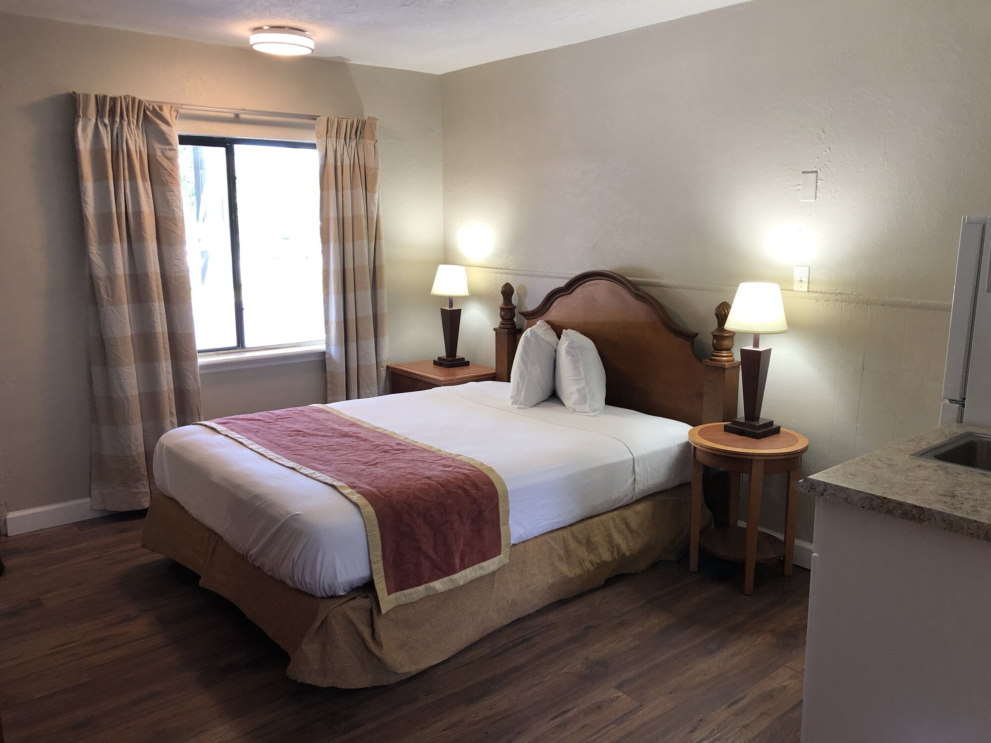 STANDARD, QUEEN BED, KITCHENETTE