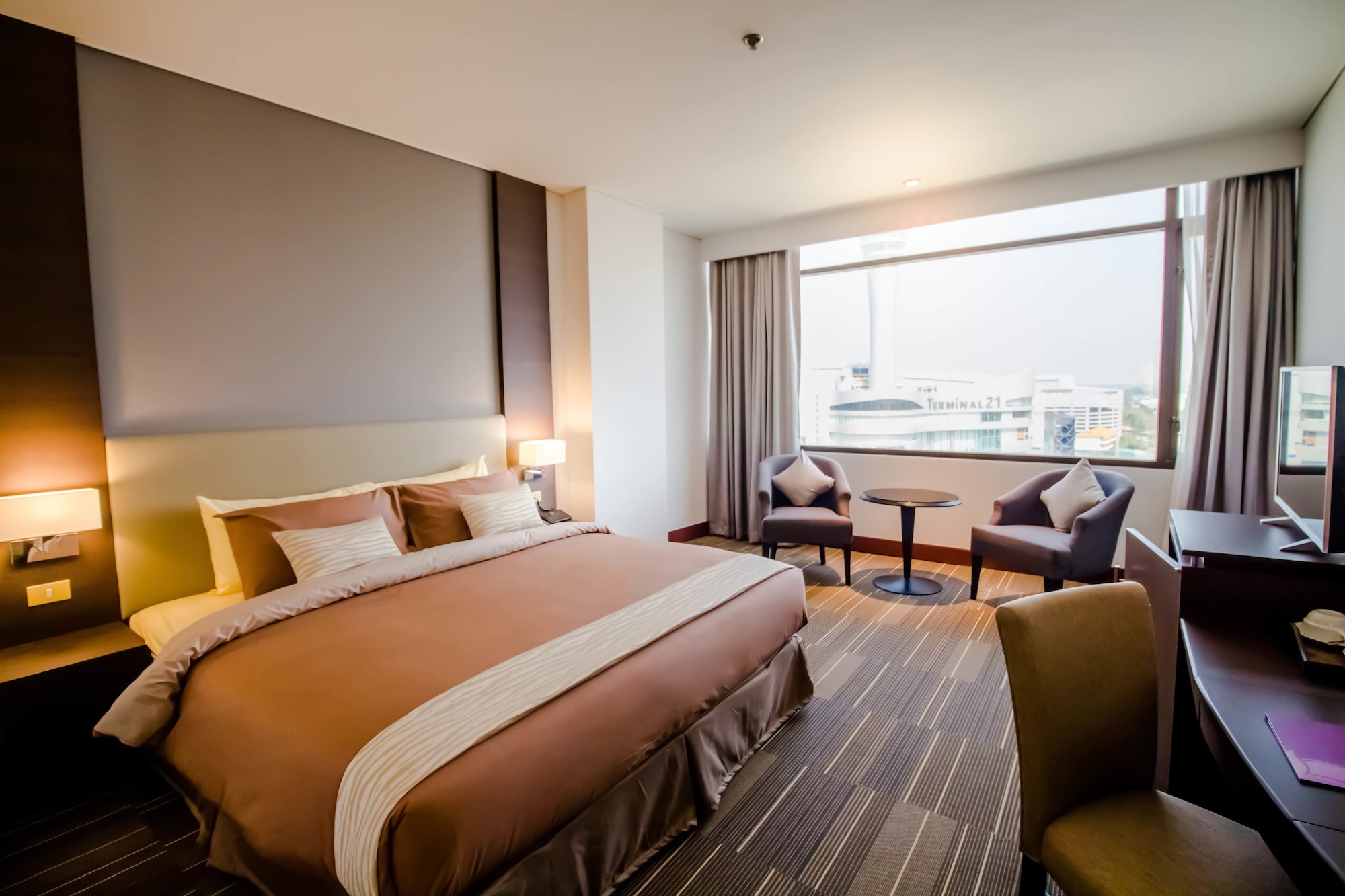 DELUXE, DOUBLE OR TWIN BED, CITY VIEW