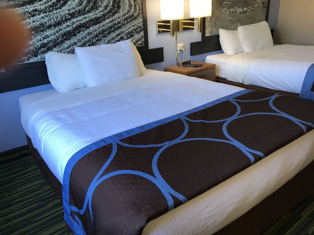 Boarders Inn and Suites by Cobblestone Hotels Waterloo 6/9