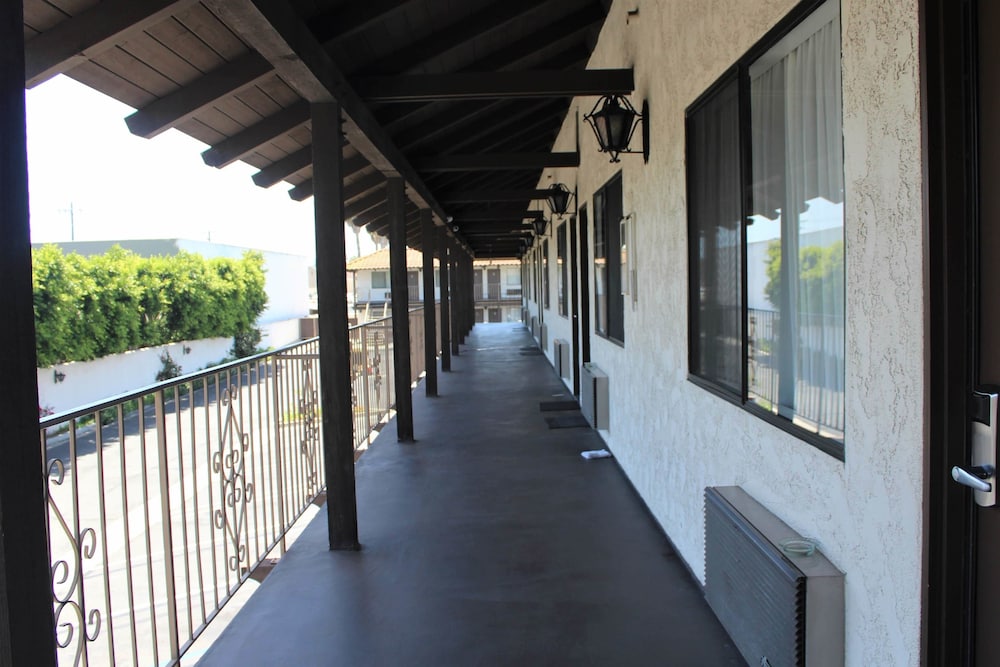 Cozy Inn Costa Mesa 17/21