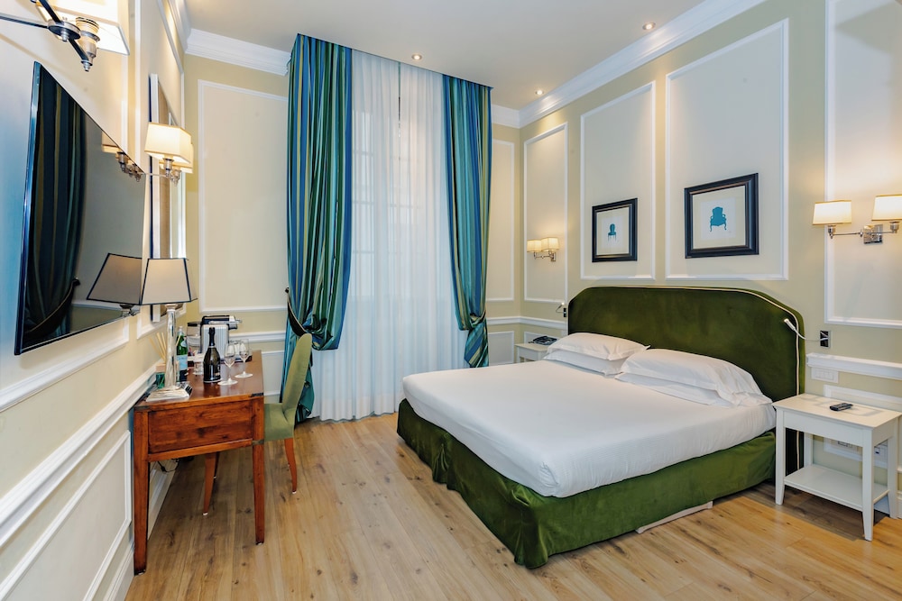 PRESTIGE, DOUBLE BED, VIA DEI CALZAIUOLI VIEW
