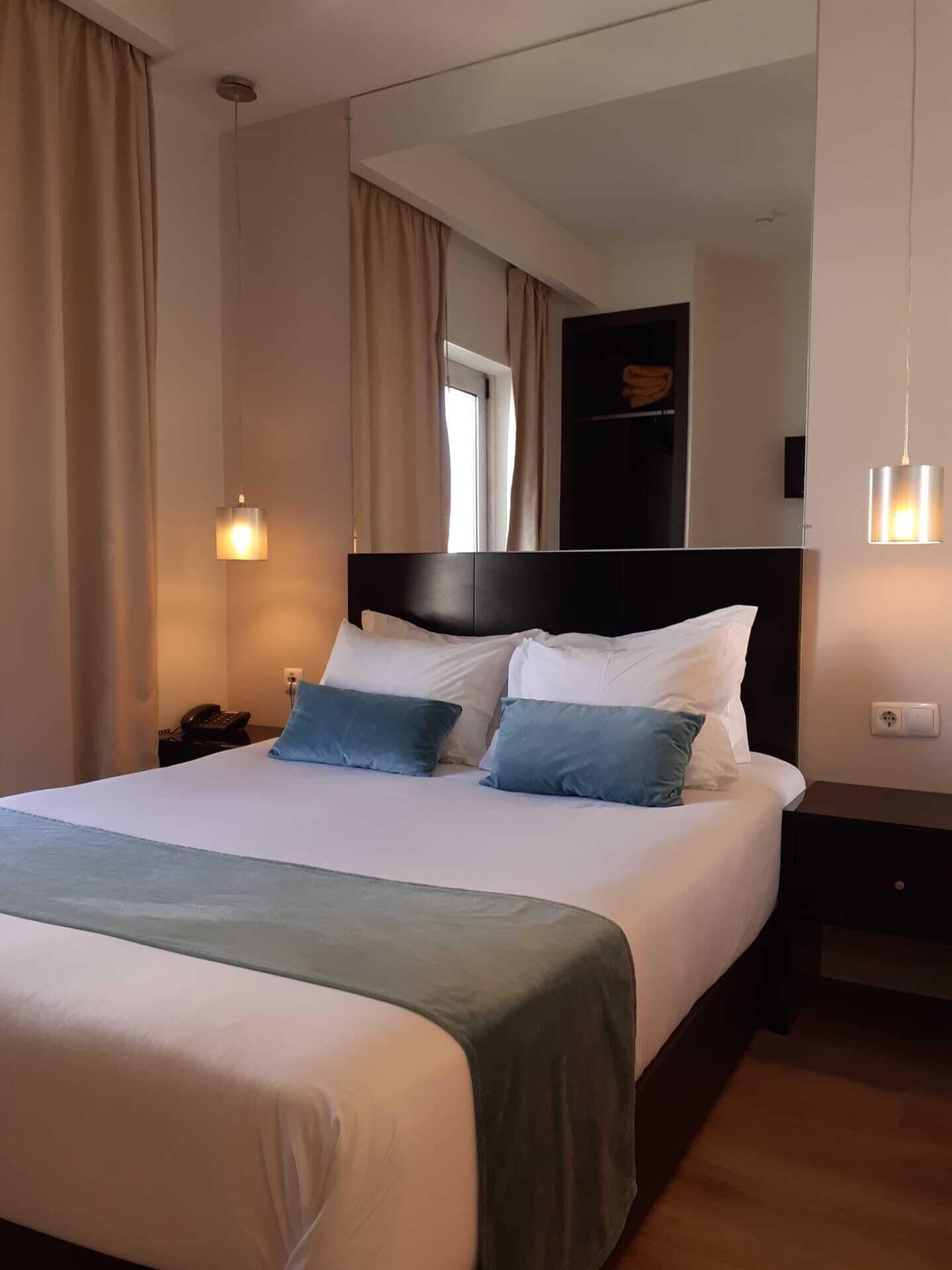 ROOM, DOUBLE BED