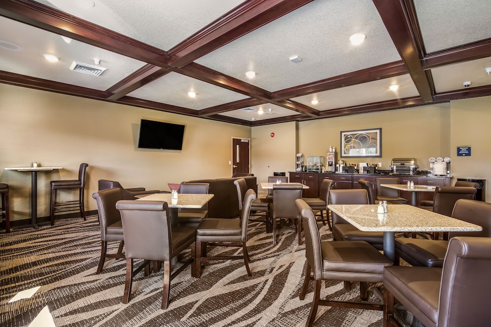 Cobblestone Hotel and Suites Victor 40/52