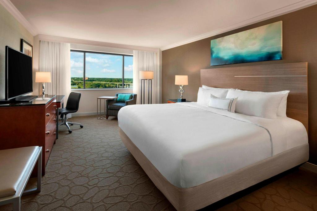 Guest Room, King Bed, Riverside