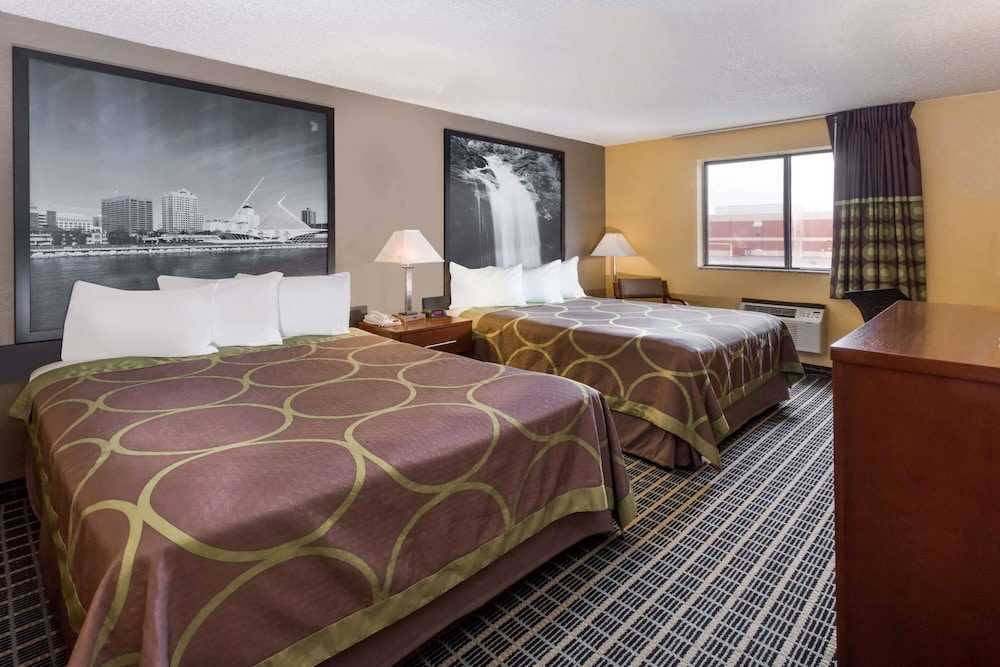 Super 8 by Wyndham Janesville WI 10/19