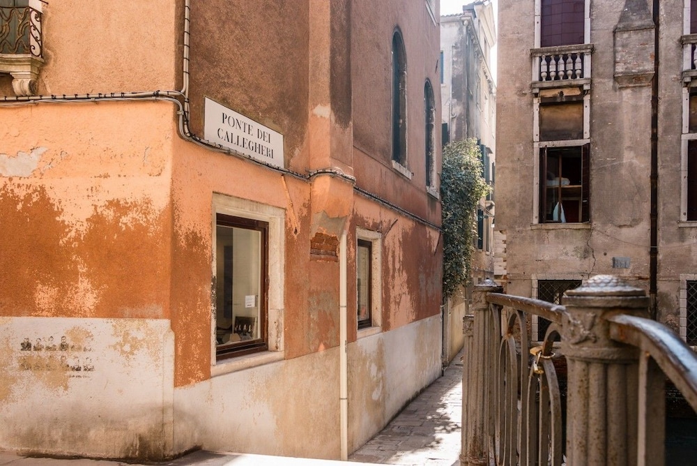 Fenice Backstage over Canal 3/38