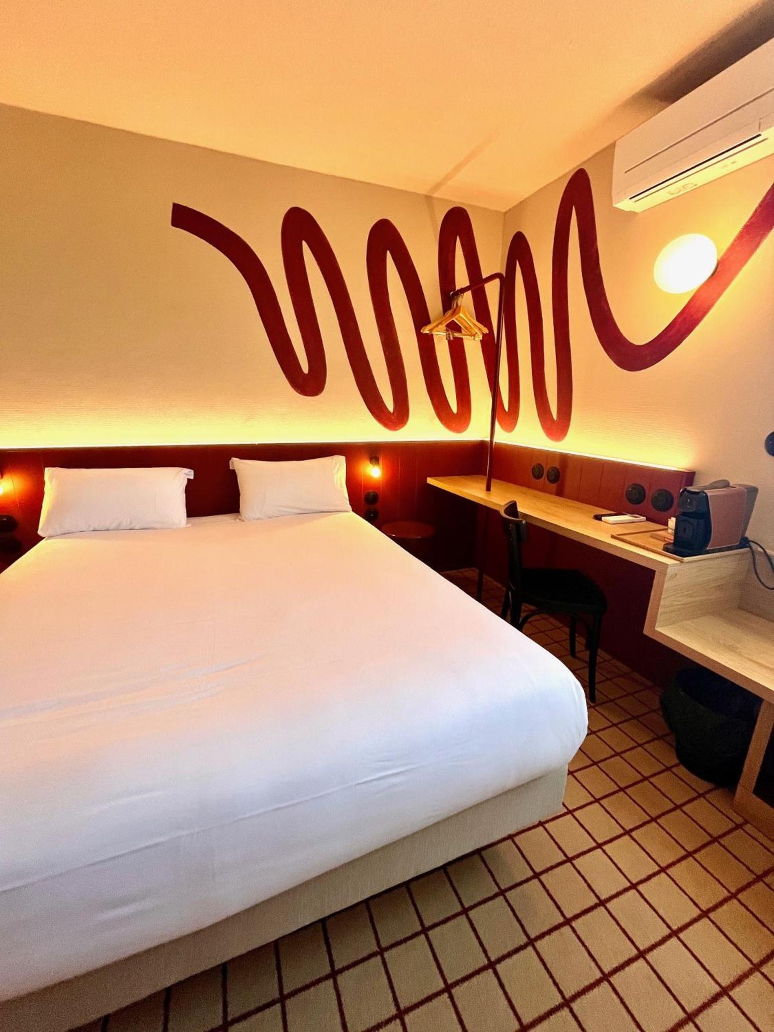 Room, Queen Bed