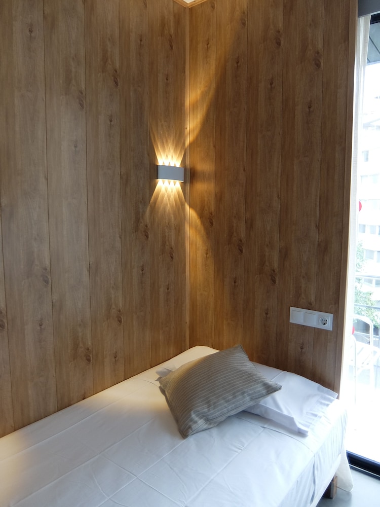 ROOM, SINGLE