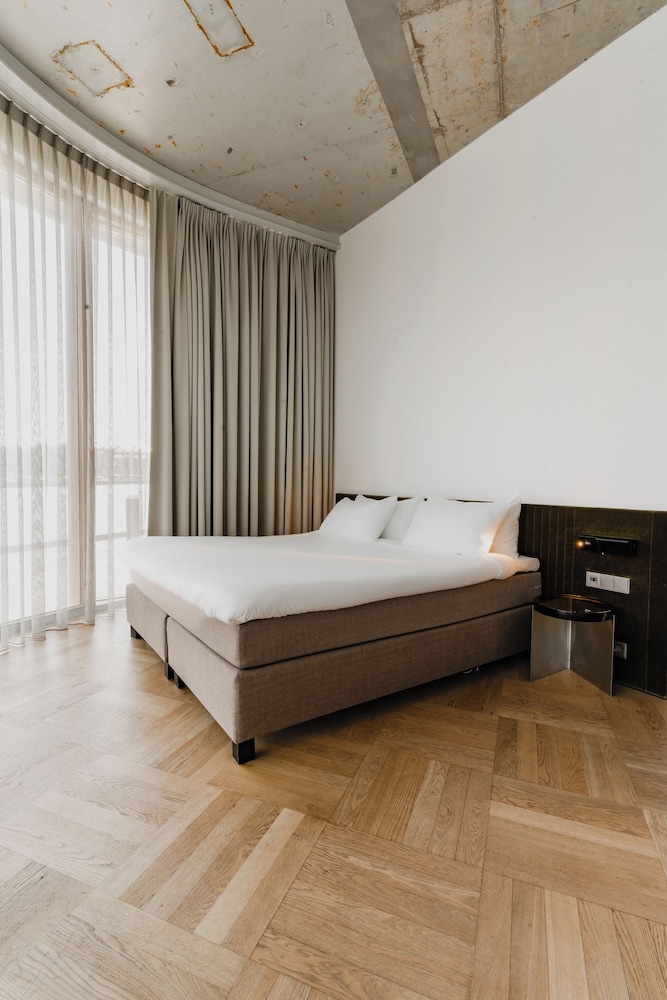 PANORAMIC, SUITE, KING BED, LAKE VIEW