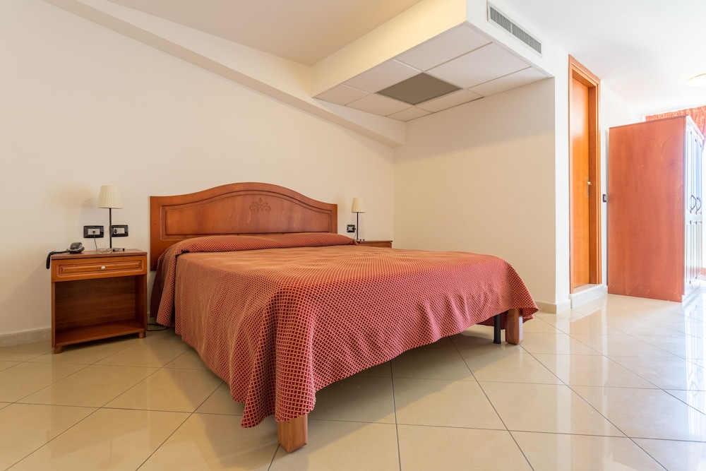 Hotel Plaza 25/50