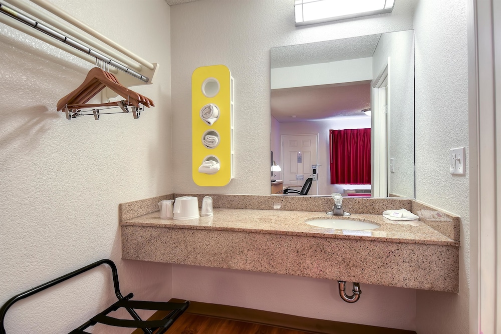 Motel6 Carlsbad, CA - Near Legoland 10/53