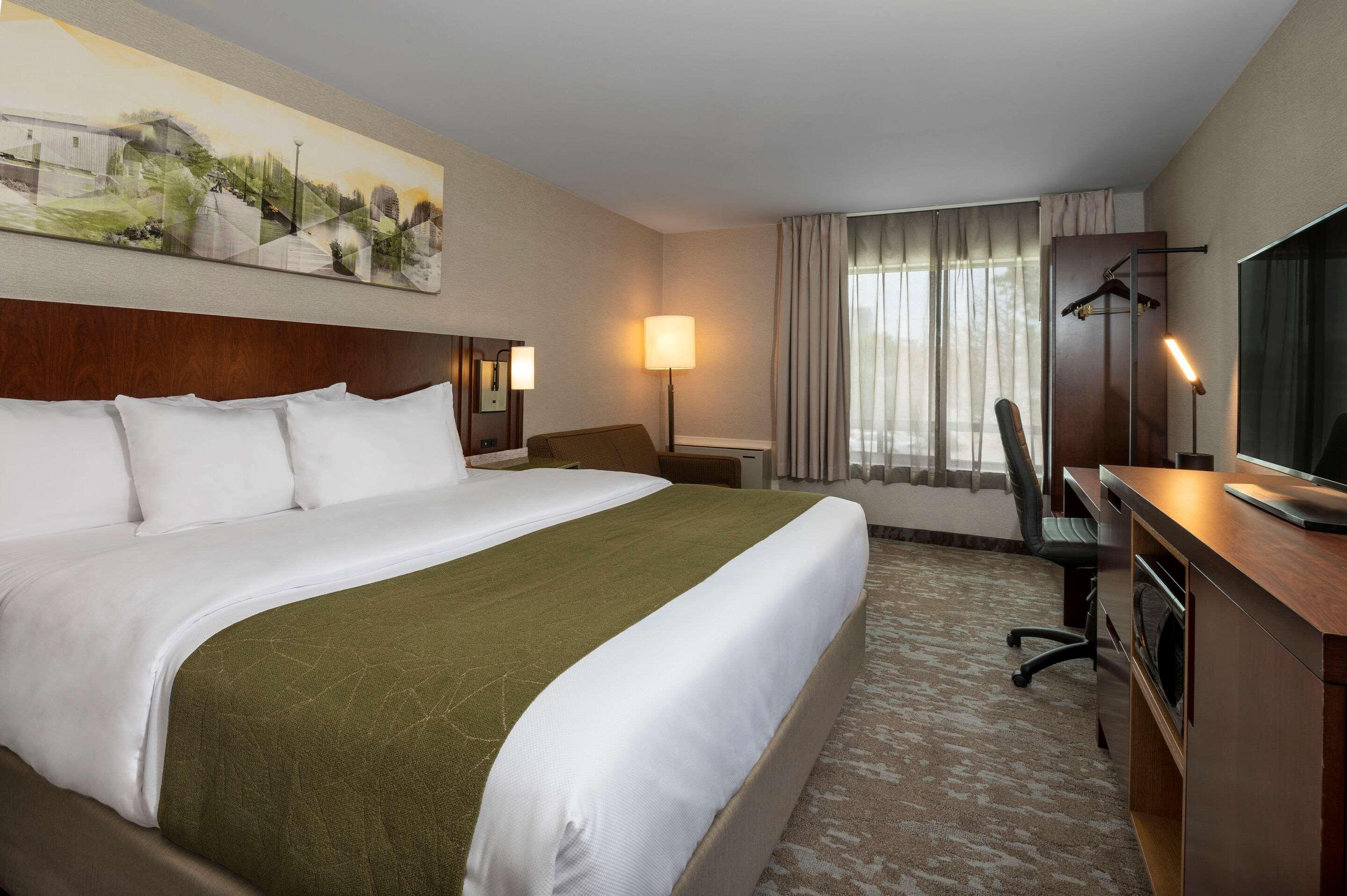 Room, King Bed, Comfort Inn Sault Ste Marie ON 3/10