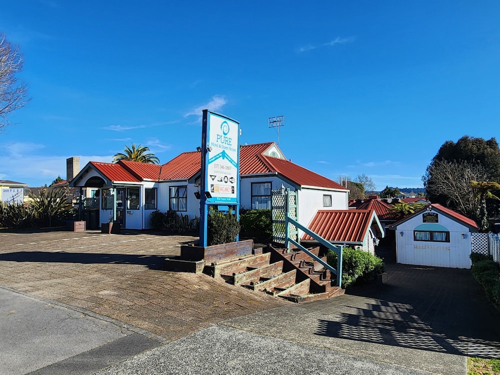 Pure Motel & Guest House 72/75