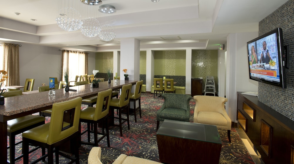 Holiday Inn Express Suites Morrilton 37/53
