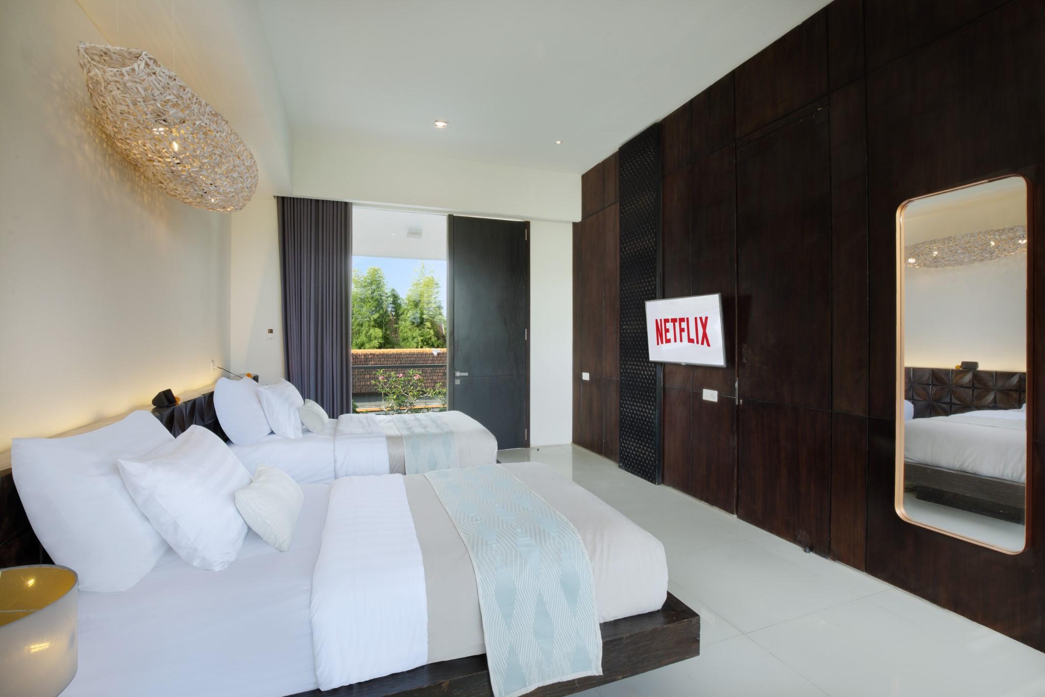 SUITE, TWIN BEDS