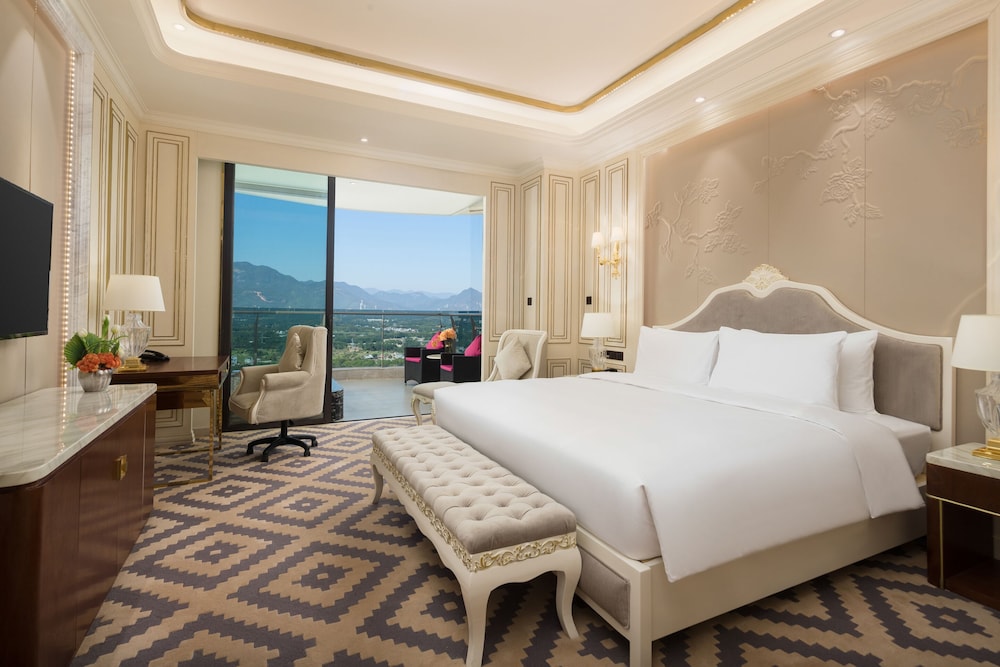 Presidential, Suite, 2 King Beds, Hot Spring Bath View, Smoking