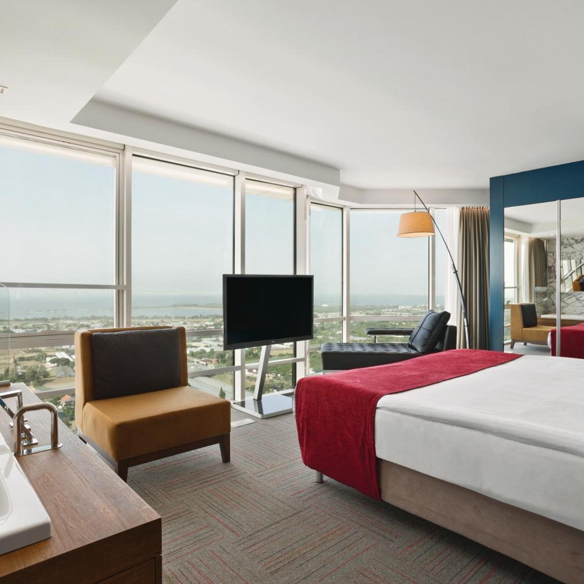 جناح بسرير كينج بإطلالة على البحر، Ramada Encore by Wyndham Izmir 3/5