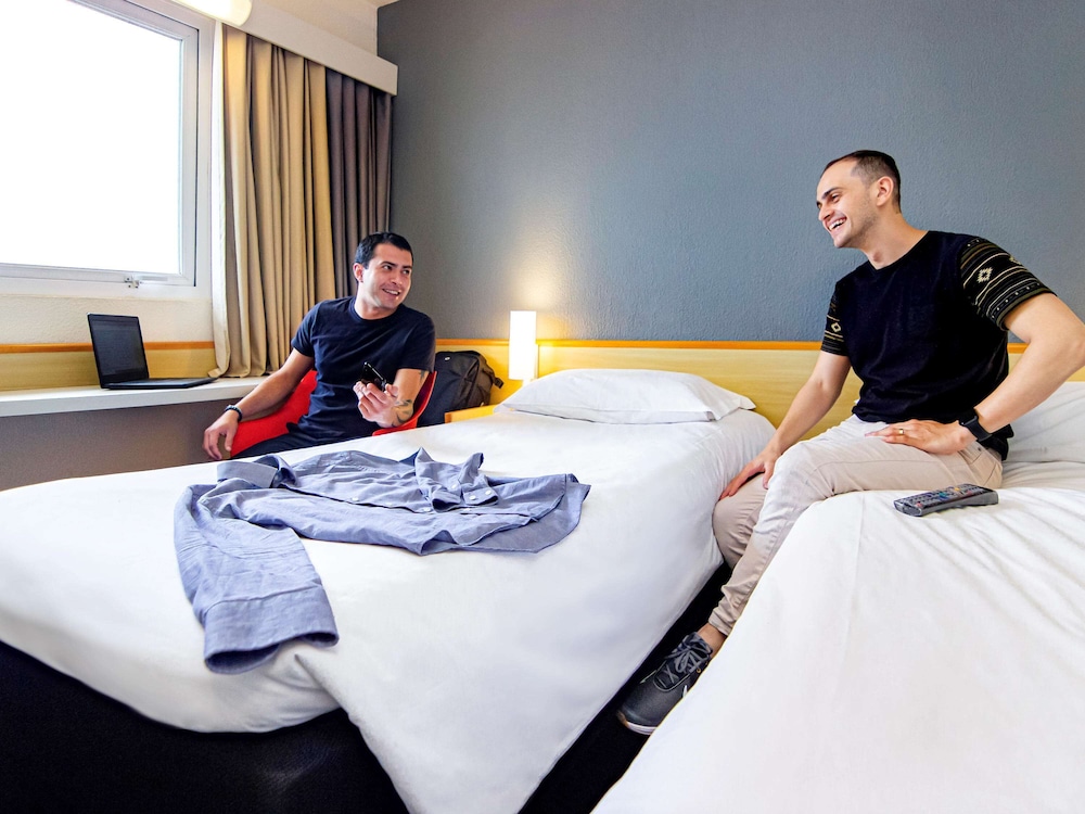 ibis Criciuma 12/50