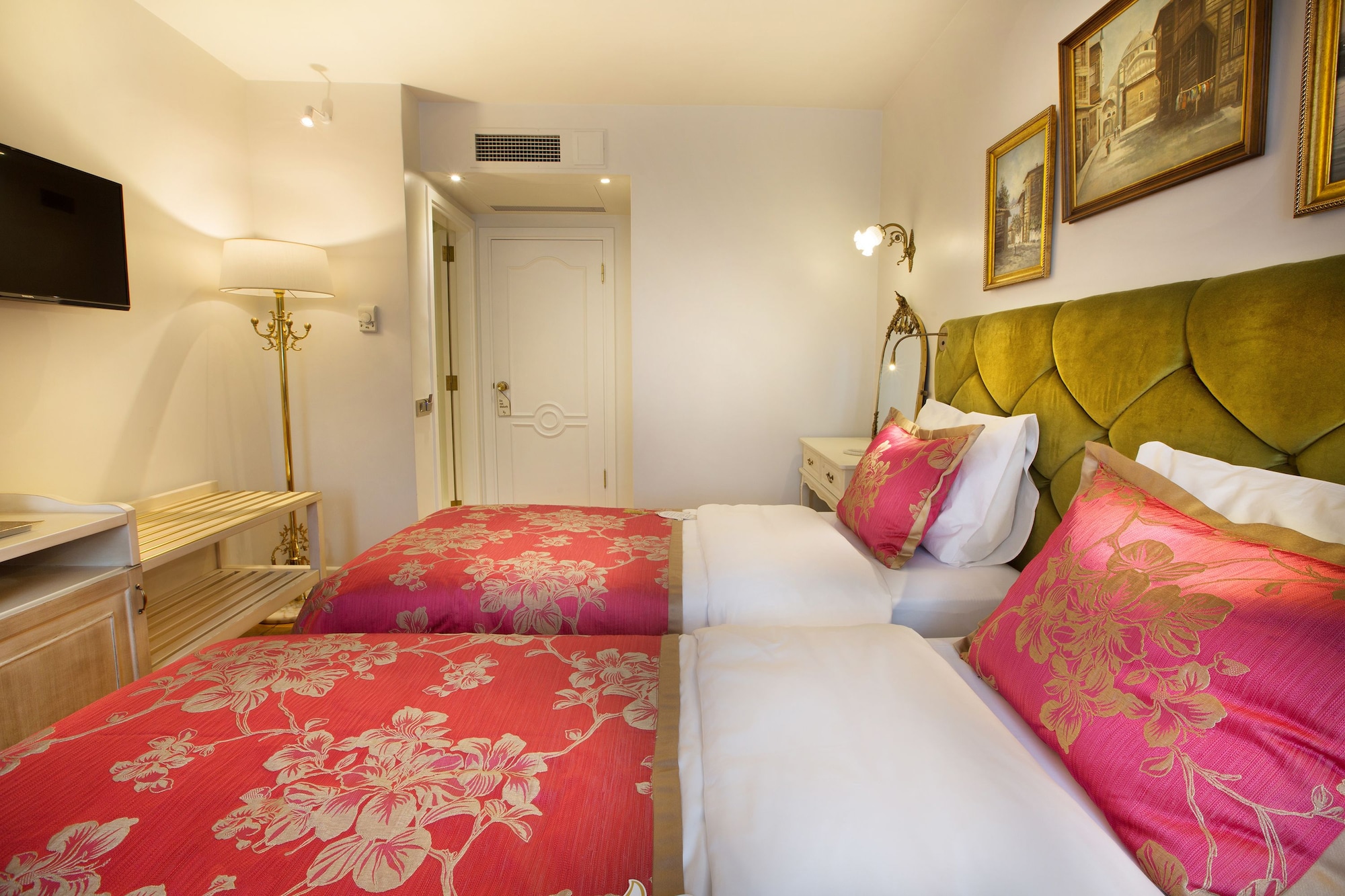 ROOM, DOUBLE BED