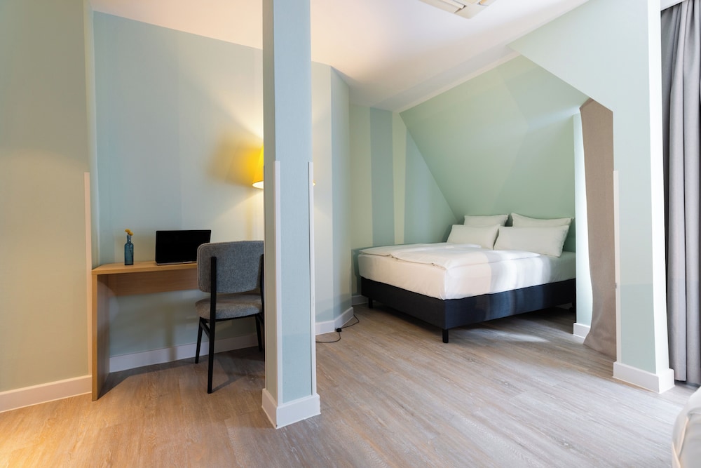 جناح بسرير كوين بغرفة نوم واحدة مع أريكة، Garner Hotel Berlin Messe by IHG 5/6