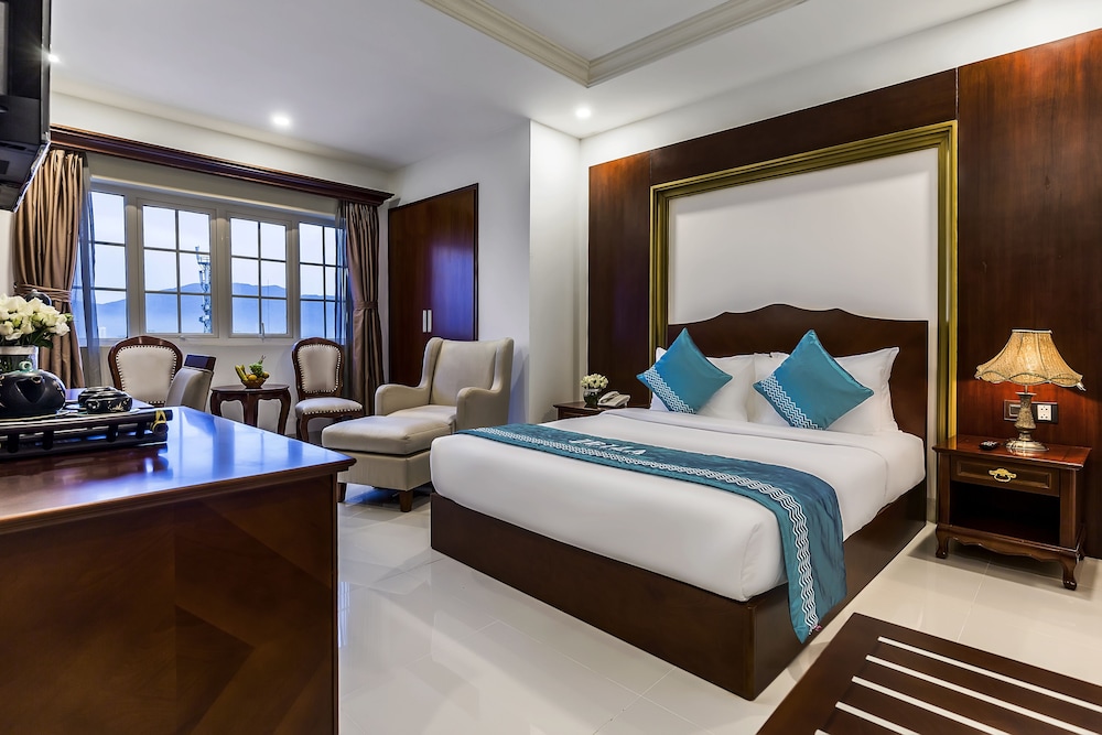 SUPERIOR, DOUBLE BED, CITY VIEW