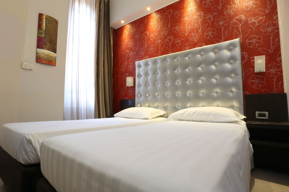ROOM, DOUBLE OR TWIN BED