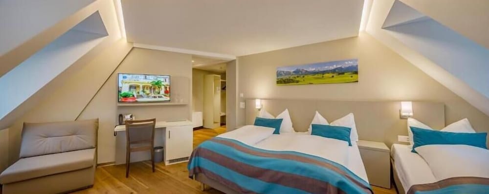 ROOM, TRIPLE