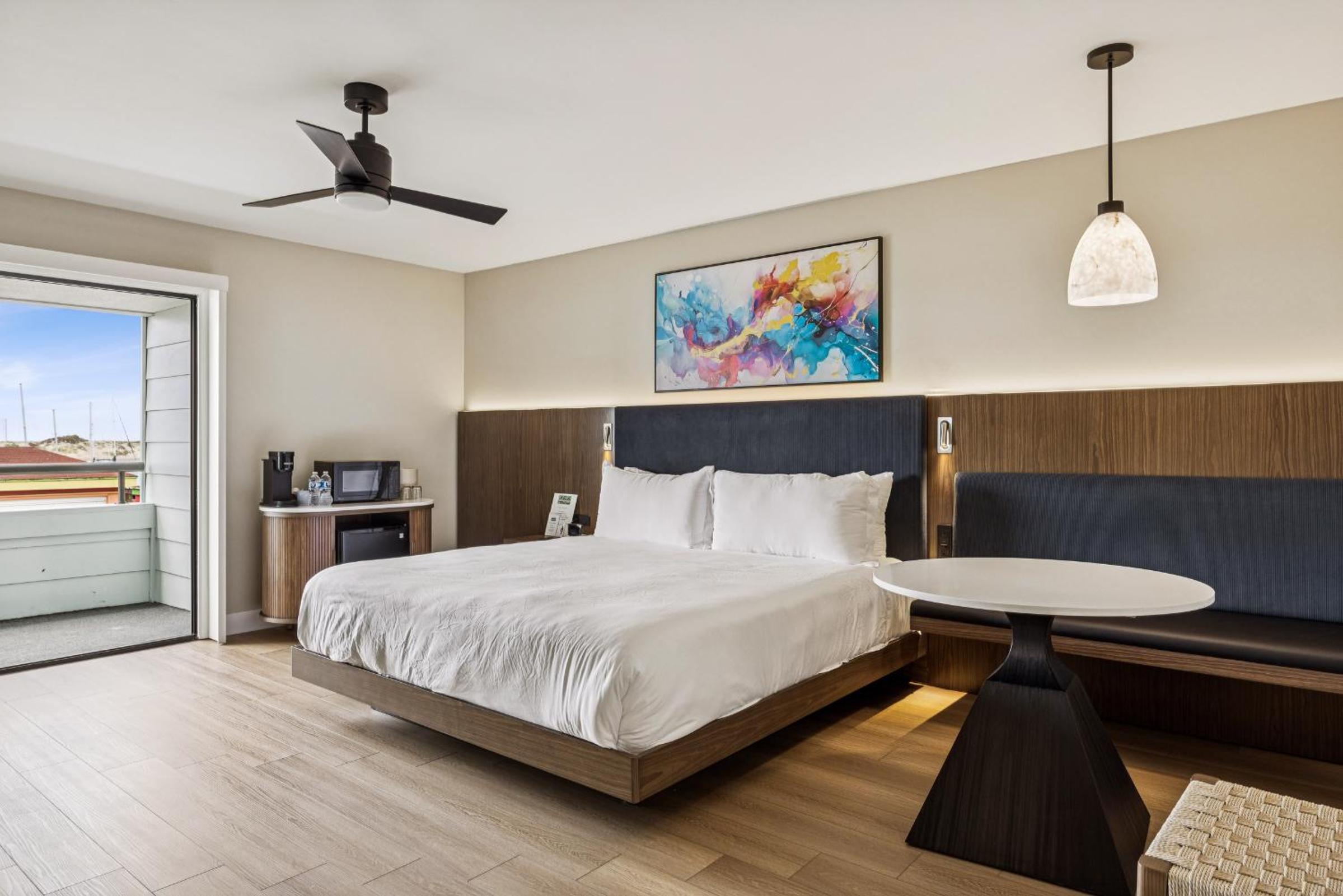Deluxe, Double Bed, Lateral Side Sea View
