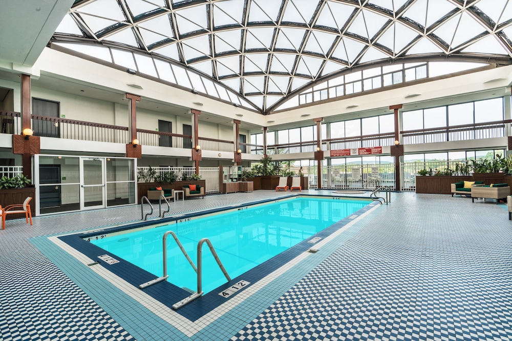 Holiday Inn Suites Pittsfield Berkshires 6/80