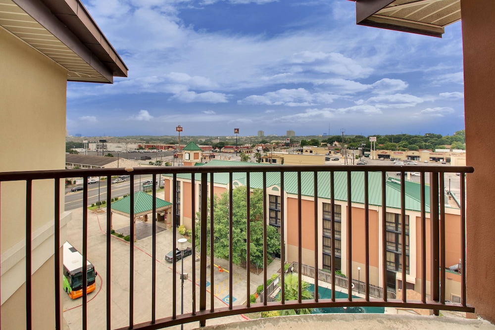 Drury Inn and Suites San Antonio Northwest Medical Center 3/50