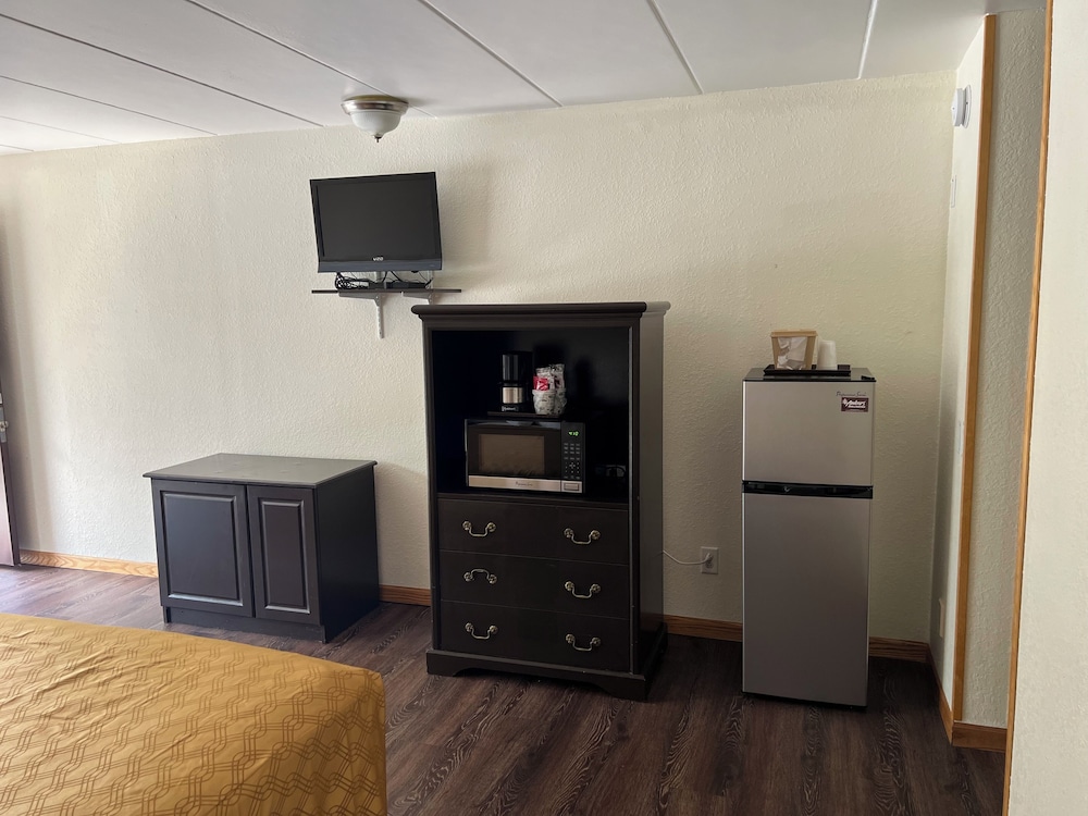 Amber s Inn & Suites 58/71