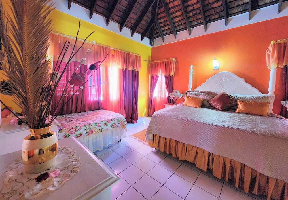 Comfort, 1 King and 1 Single Beds, Balcony, Pinkhibiscus Guest House 3/10
