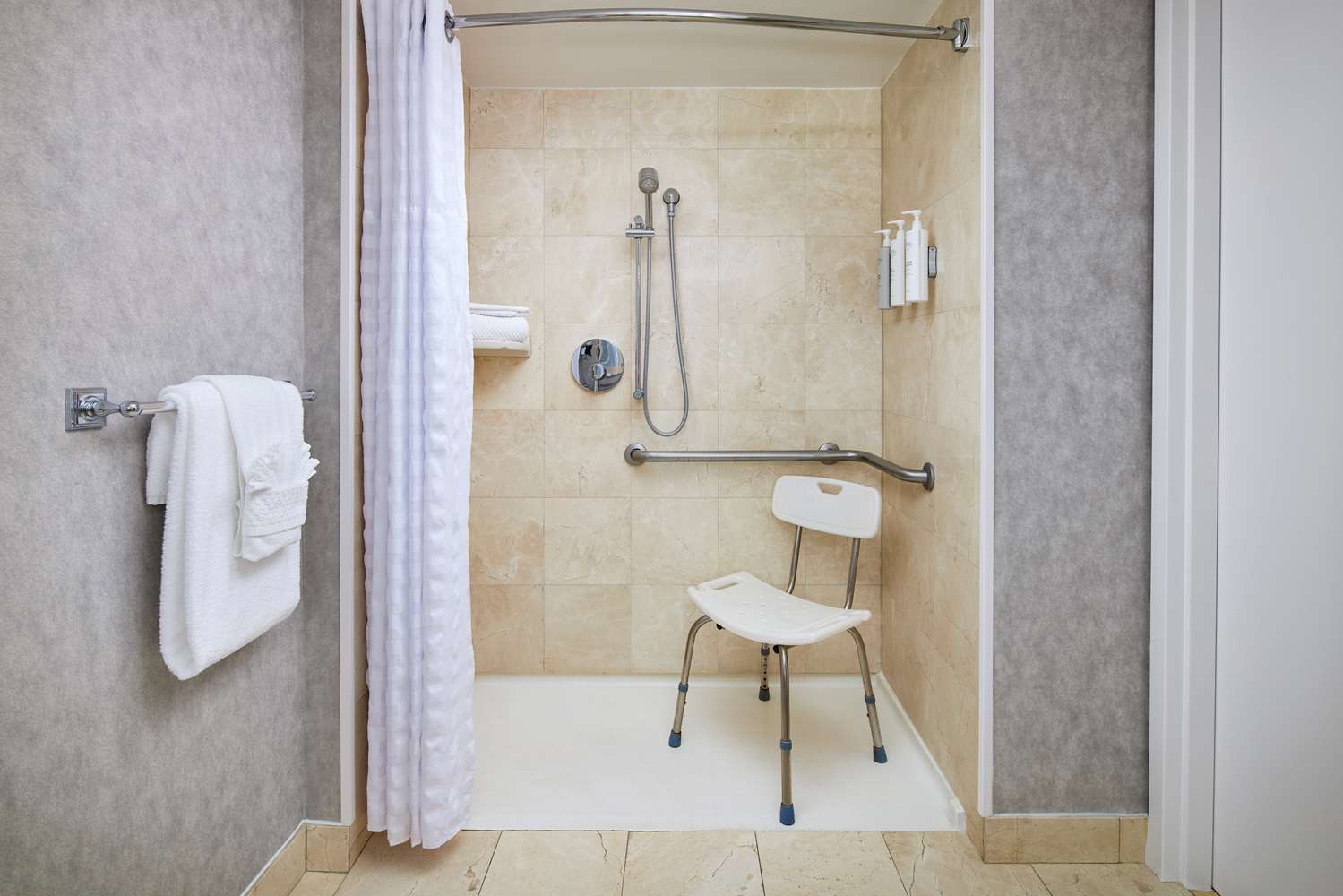 غرفة بسريرين كوين لذوي الإعاقة، Embassy Suites by Hilton West Palm Beach Central 2/2