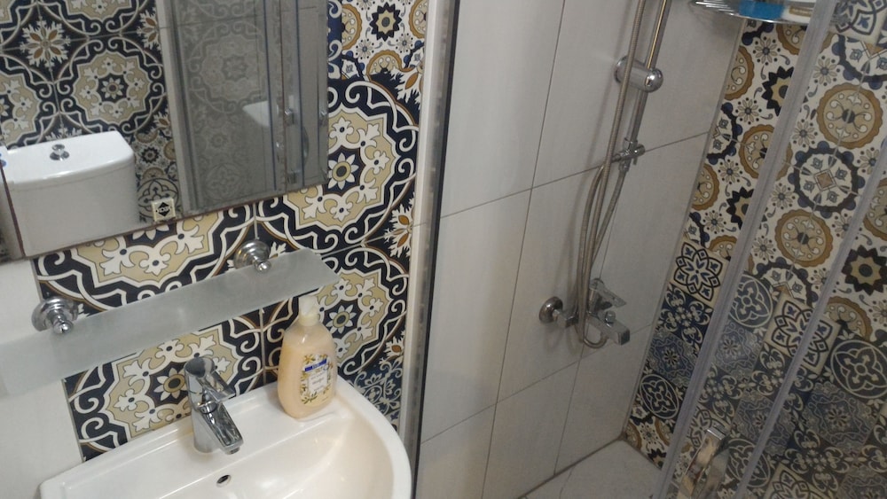 Ena Serenity Boutique Hotel 70/73