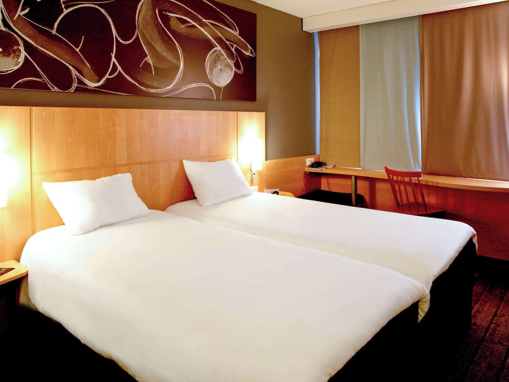 Ibis Les Herbiers 17/67
