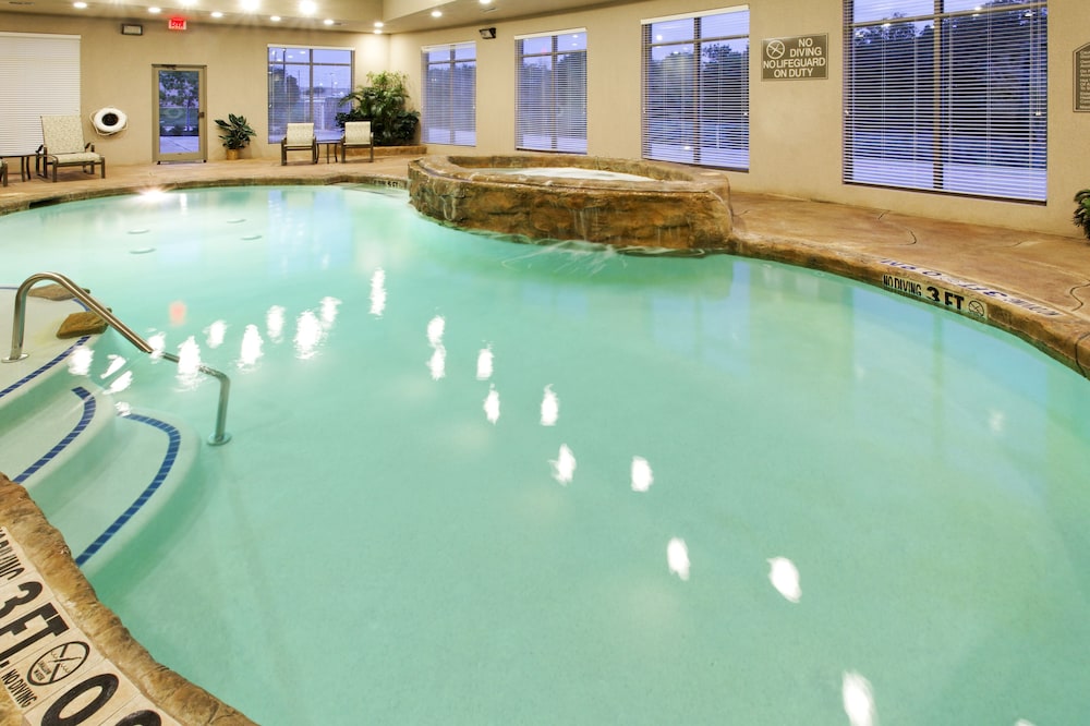 Holiday Inn Express Hotel and Suites Mansfield 1/52