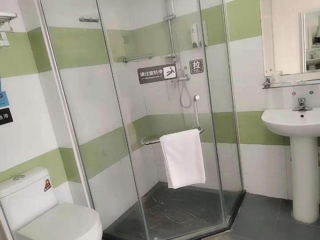 7 Days Inn (Guangzhou High-speed Railway Station Huijiang Metro Station) 36/37