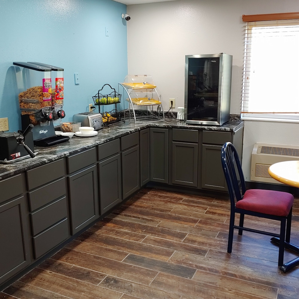 Days Inn By Wyndham West-Eau Claire 3/24
